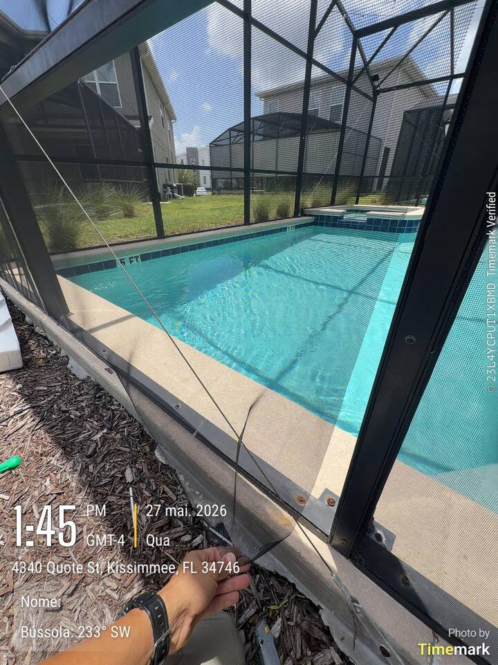 Loose screen panel in Kissimmee before repair
